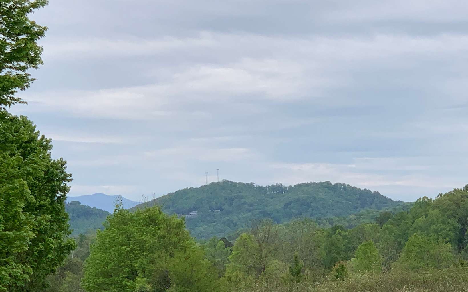 GENTLE 1+ ACRE LOT IN THE MOUNTAINS OF NORTH GEORGIA! Located in a very nice established subdivision, Deerfield, this is a gentle building lot with public utilities and year-round mountain views.