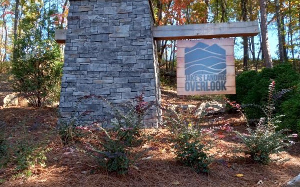 Located in the North Georgia Mountains, you'll find Jakes Landing, a secluded, gated community within close proximity to downtown Ellijay. Jakes Landing allows the construction of homes ranging in size from 500 to 1200 square feet. RV's (180 days annually) and short term rentals are also acceptable under HOA guidelines. This lot Borders the Core of Engineers and offers a spring fed branch along with an array of mature hardwoods. Underground utilities, Water and Fiber Optic are all in place. Community pool coming soon.