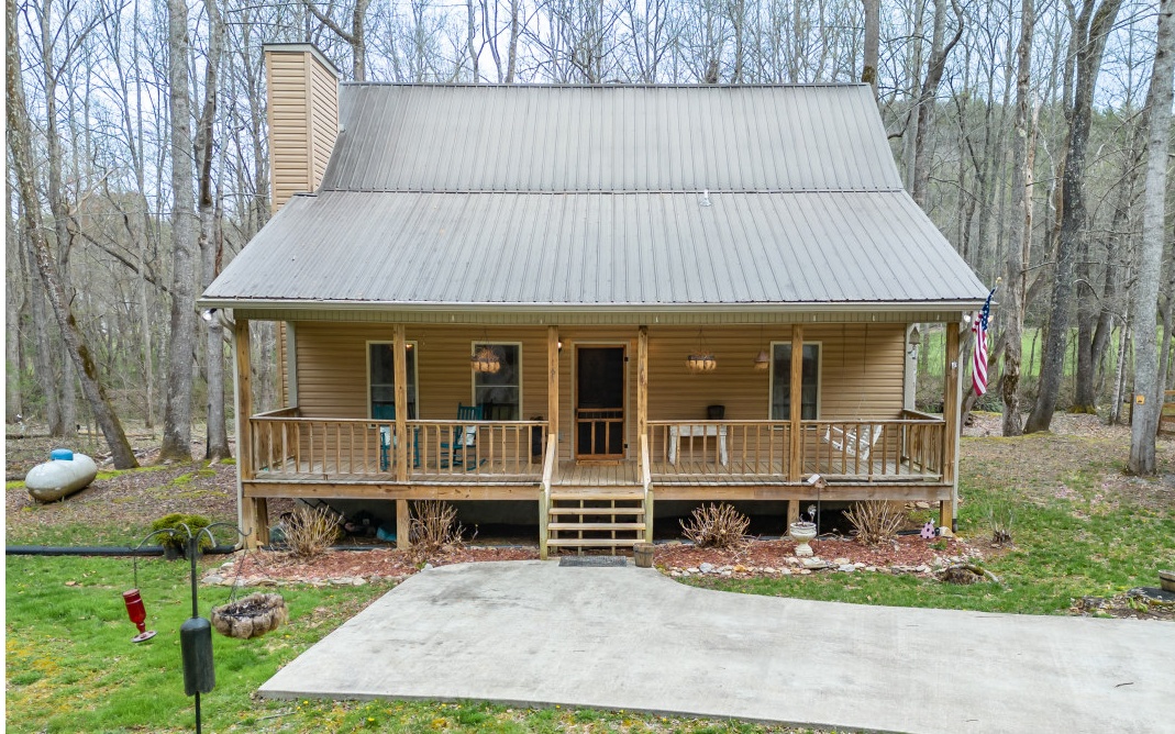 With Nottely River frontage on one side & a small branch on the other, this adorable, well-kept home in the Nottely Bend neighborhood just 17 min southeast of DT Blairsville. With T&G walls, LPV & tile flooring, custom cabs, granite c-tops, S/S apps, 2 stacked stone FPs (gas), and hand-crafted mantles, there are so many special touches to this mountain cabin! Open concept main floor w/ spacious kitchen w/ island, copper farmhouse sink, tall cabs, & tile flooring. Access to screened-in porch from DR. Primary suite on main w/ huge en suite that includes step-in shower, soaking tub, & dbl vanity plus French doors opening onto screened-in porch. Hall half BA & laundry. Upstairs bonus rm w/ FP, 2 BRs both w/ covered deck access, & full BA. Shared driveway leads to carport & covered outdoor kitchen/picnic area w/ electric & water (neighbor’s carport attached to one side). High-speed internet.