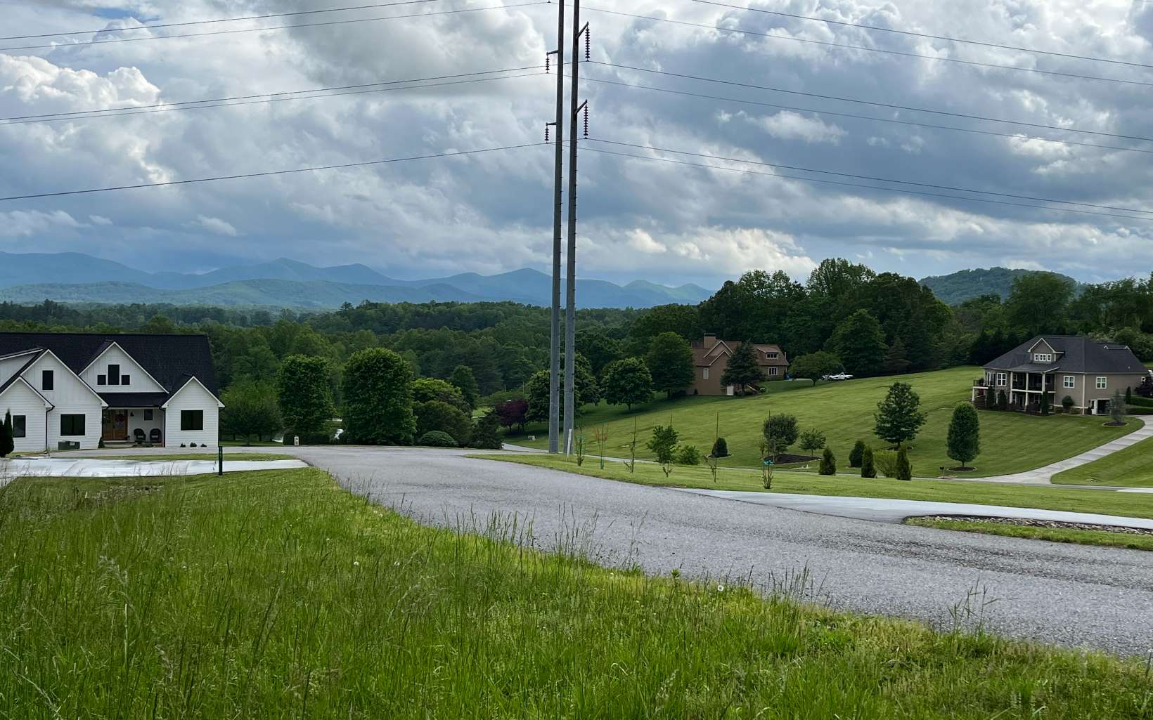 Amazing 1.03 acres mountain view lot in! Located within minutes of downtown Blairsville and the marina on Lake Nottley. The Arbor offers gated access, paved roads, a clubhouse, swimming pool, walking trails and so much more! It's time to draw up your plans for your new home in the mountains.