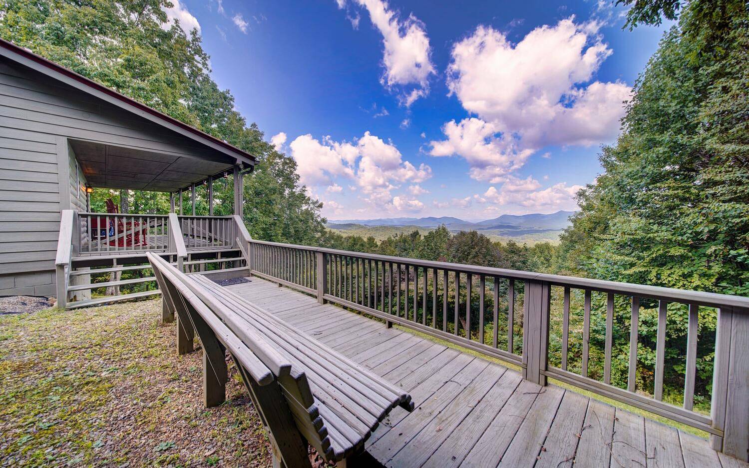 MILLION DOLLAR VIEWS***This COZY cabin is the perfect little piece of heaven in the mountains. Has a Northern view of Georgia, Tennessee & NC mountain ranges. Perfect for a second vacation home or turn into an AirBnB. One bedroom one bath with loft area for extra guests. Convenient to Helton Falls (approx. 5 miles), Vogel State Park (1.8 miles) Helen and the Appalachian trl.
