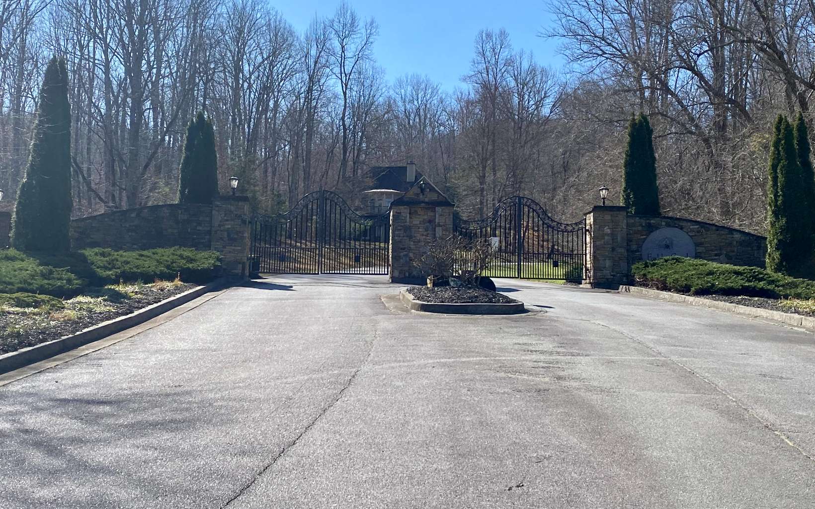 Beautiful long-range mountain and lake views from this 1.84 acre lot. Come build your forever home in this upscale gated community. Underground power and county water available. Close to town, Lake Chatuge, Georgia Mountain Fairgrounds, restaurants, and shopping.