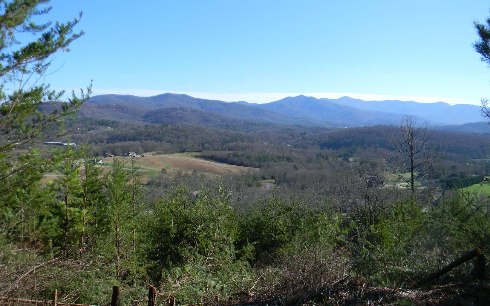 THE VIEW IS UNBEATABLE!! This lot offers panoramic mountain and valley views, paved roads, PLUS close to Lake Chatuge, Brasstown Valley Resort and golf. PERFECT PLACE FOR YOUR PRIVATE MOUNTAIN HOME!!