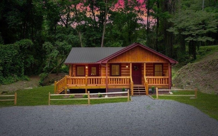 LOCATION LOCATION LOCATION!!! 1/2 MILE TO DOWNTOWN ELLIJAY!! SOLD FULLY FURNISHED! FEATURING 2BR/2BA WITH A LOFT, THIS BEAUTIFUL CABIN HAS TONS OF CHARACTER!! OPEN CONEPT KITCHEN WITH BUTCHER BLOCK COUNTERTOPS, FLOATING SHELVES AND SS APPLIANCES! GLEAMING HARDWOODS THROUGHOUT!! TIMELESS TILED SHOWERS AND BRNWOOD WALLS! HUGE LEVEL PARKING AREA FOR 3 OR MORE CARS! WITH THIS CONVENIENT MOUNTAIN LOCATION, THIS HOME IS PERFECT FOR YOUR FOREVER DREAM HOME OR PART TIME MOUNTAIN GETAWAY!! DON'T MISS OUT ON THIS AMAZING CABIN! SELLER WILL PAY 3% IN CLOSING COSTS WITH AN ACCEPTABLE OFFER. SHORT TERM RENTALS ARE NOT ALLOWED IN THE CITY DISTRICT!