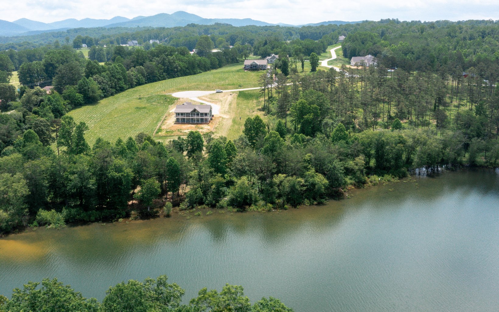 LAKE FRONT LOT IN THE NORTH GEORGIA MOUNTAINS!! Located in a convenient lakeside gated community, Hidden Harbor, this lot does not need much site prep or clearing of trees and is almost ready to build your mountain retreat. Public water available, underground utilities, paved roads, an easy drive to Blairsville or Murphy NC PLUS the best of boating, fishing, kayaking, paddle boarding.